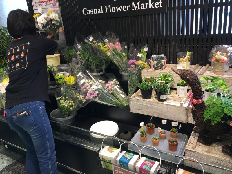 スーパーへの花の納品・陳列の作業風景