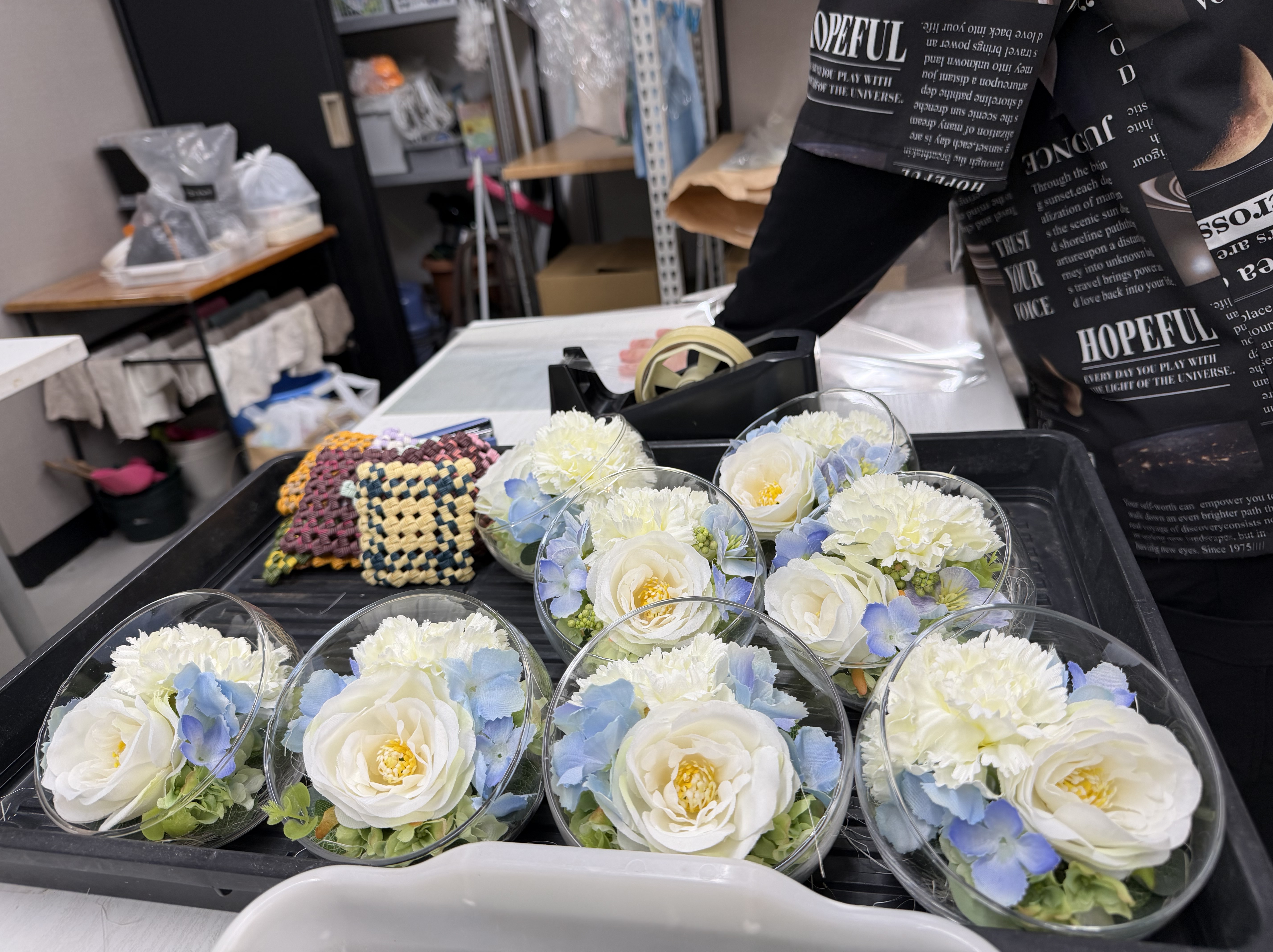 造花のお供えアレンジの作業風景
