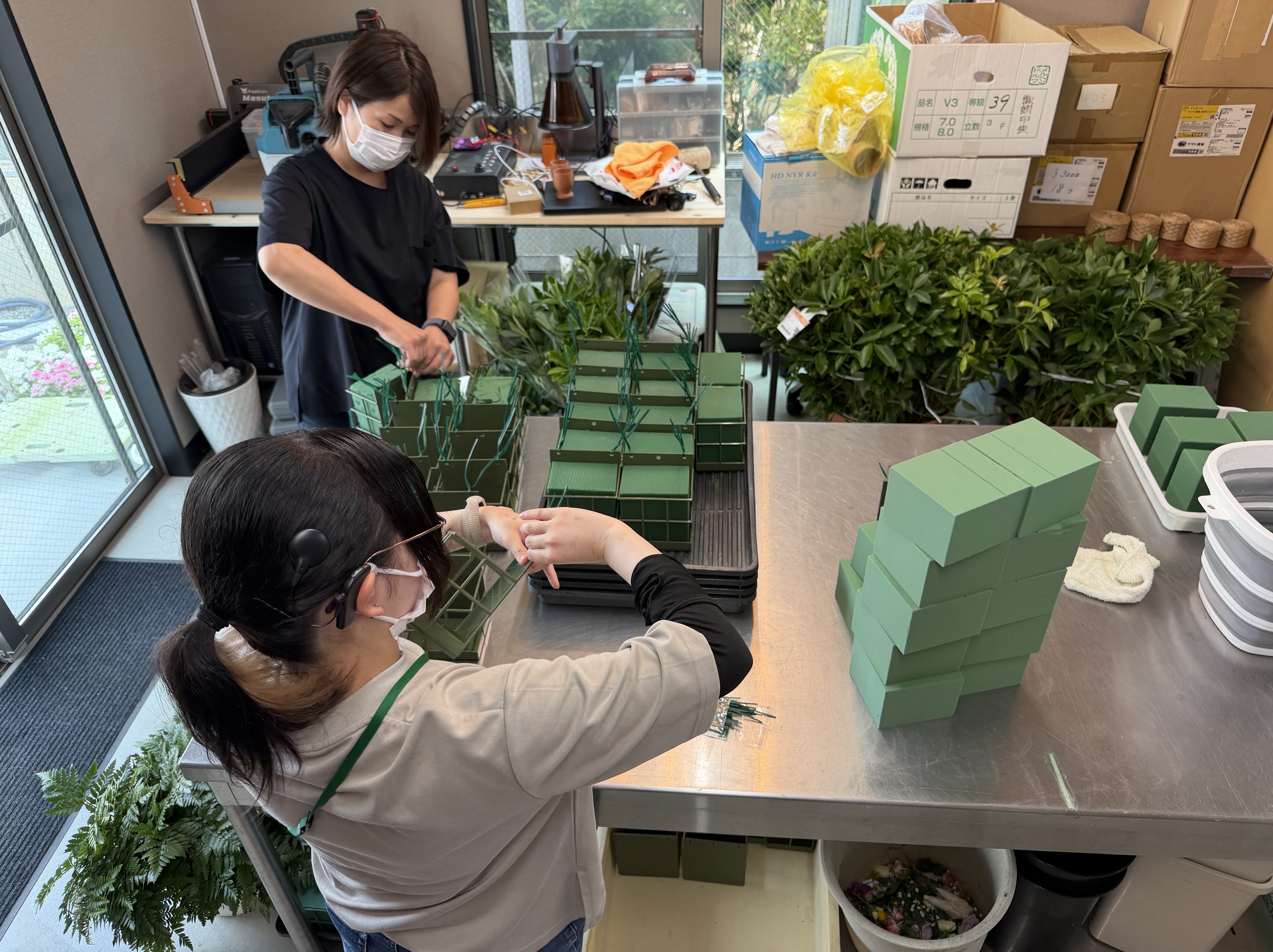 装飾用のスポンジの準備の作業風景