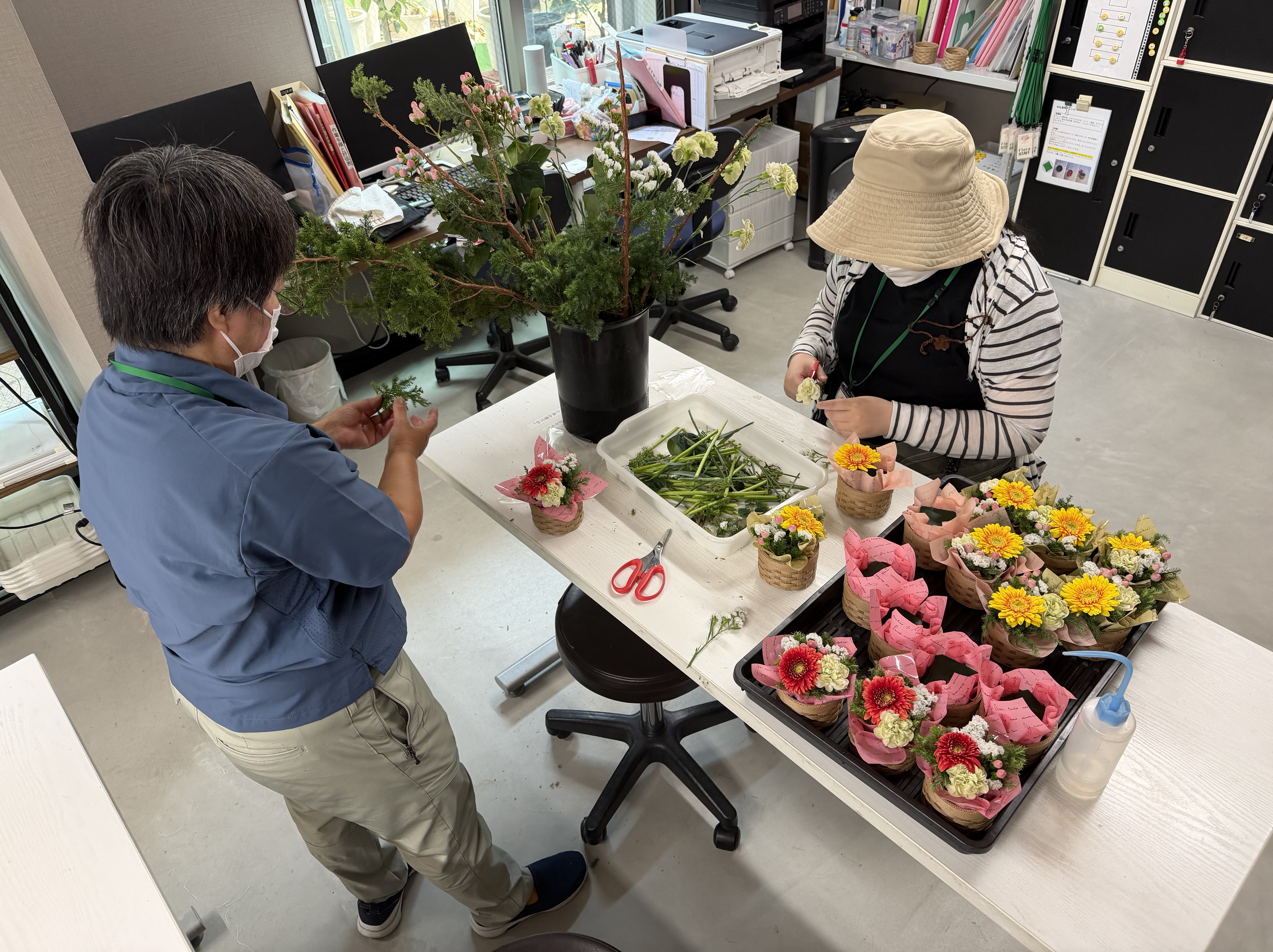 お店の接客カウンターに置く花の準備の作業風景
