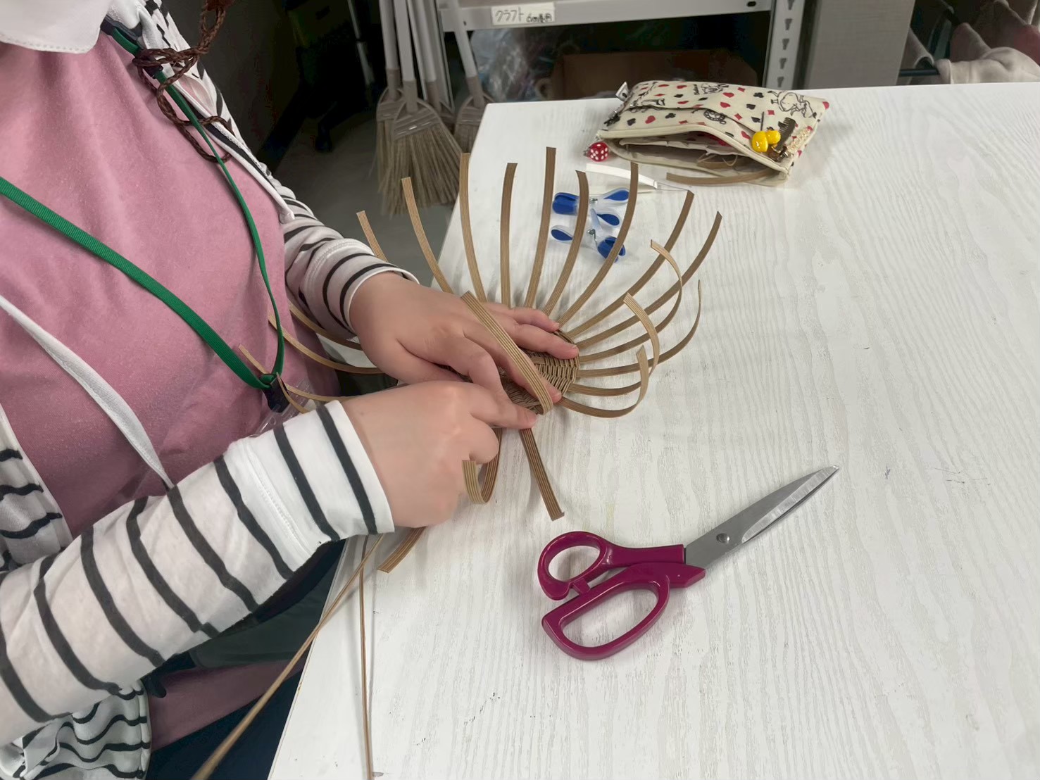 花を活けるかごを制作している作業風景